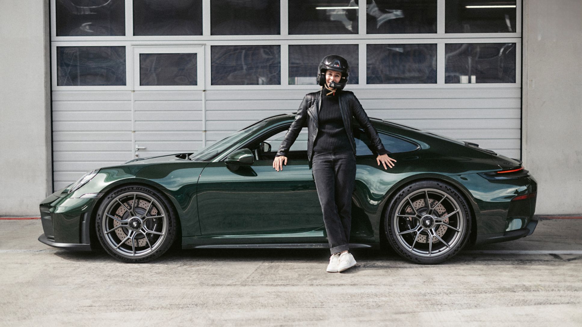 Jenna Gygi, pilote de wingsuit, 911 GT3, 2025, Porsche Schweiz AG
