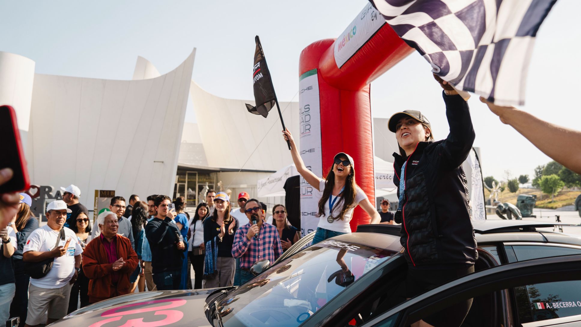 Araceli Becerra (der) y Trianna Matarredonda, ganadoras del Primer Lugar del Girls Road Tour 2026, Centro de Rehabilitaci&oacute;n e Inclusi&oacute;n Infantil Telet&oacute;n, Puebla, Porsche de M&eacute;xico, 2026.