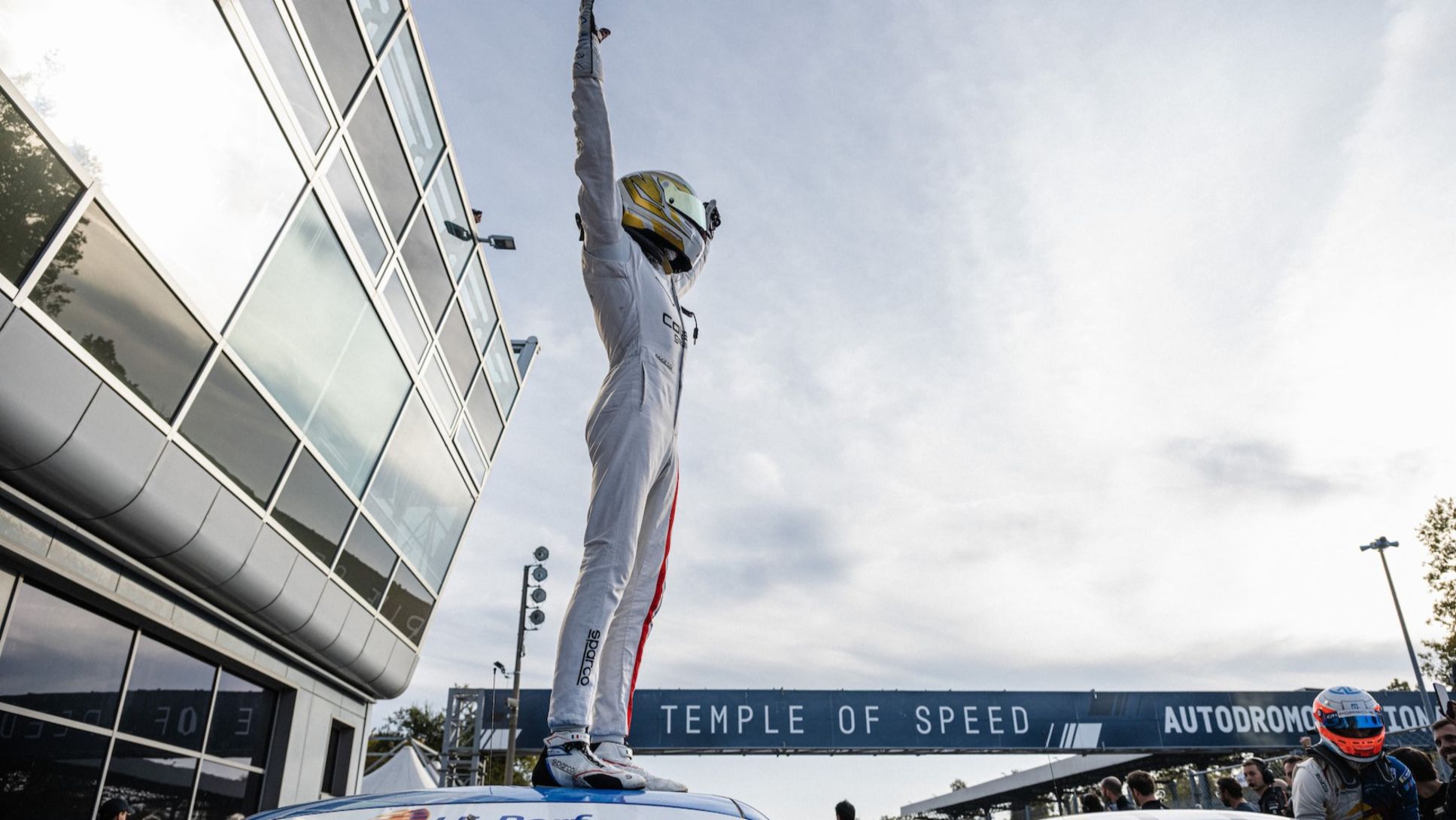 Francesco Braschi esulta per la vittoria