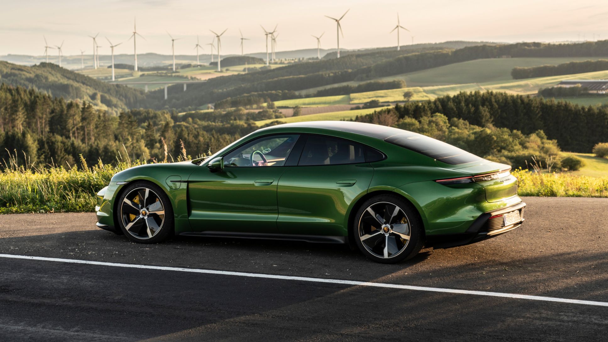 Taycan Turbo S, verde Mamba metalizado, test de presentaci&oacute;n a la prensa, Europa, 2019, Porsche AG