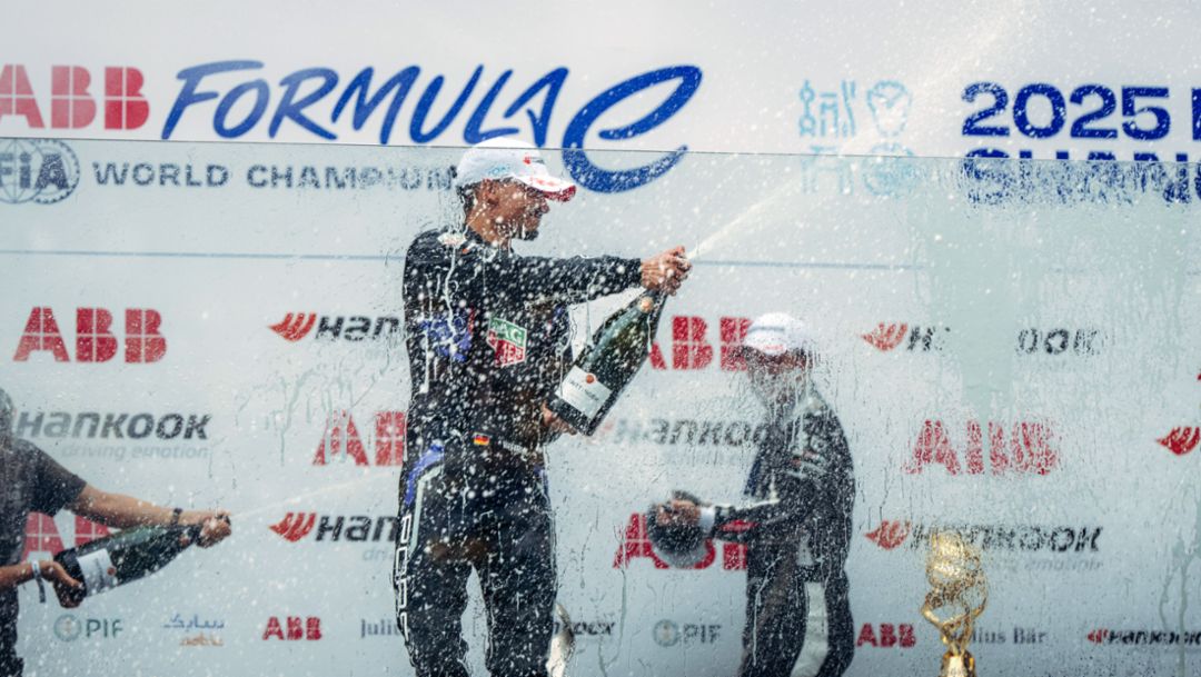 Pascal Wehrlein y António Félix da Costa (i-d), pilotos oficiales del equipo TAG Heuer Porsche de Fórmula E, E-Prix de Shanghái, 2025, Porsche AG