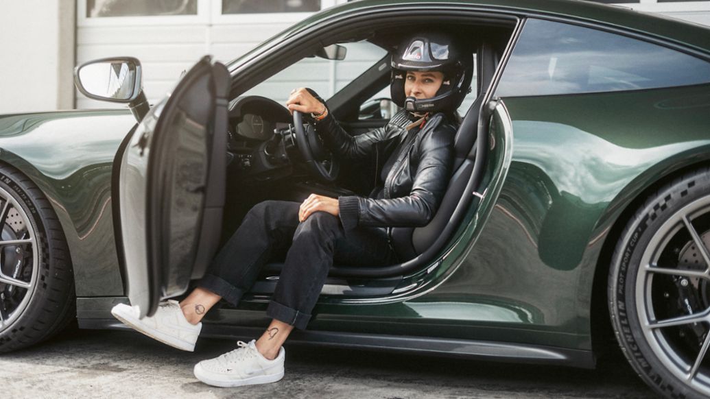 Jenna Gygi, pilote de wingsuit, 911 GT3, 2025, Porsche Schweiz AG