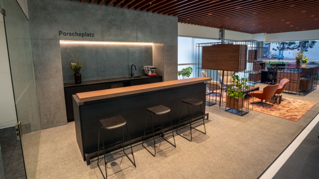 Porscheplazt, una de las &aacute;reas de experiencia del renovado Porsche Center Lima, que cuenta con un ambiente acogedor y proporciona una sensaci&oacute;n de hogar, ubicado en el distrito de Surquillo, Lima, Per&uacute;, Porsche AG.