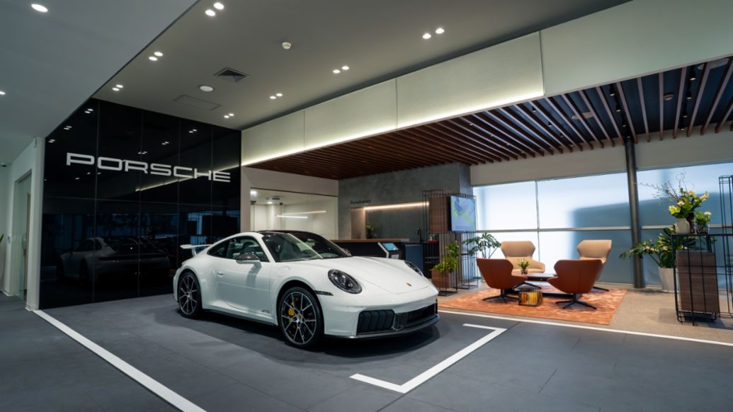 El 911 Carrera 4 GTS en color blanco exhibido en el renovado Porsche Center Lima, ubicado en el distrito de Surquillo, Lima, Per&uacute;, Porsche AG.