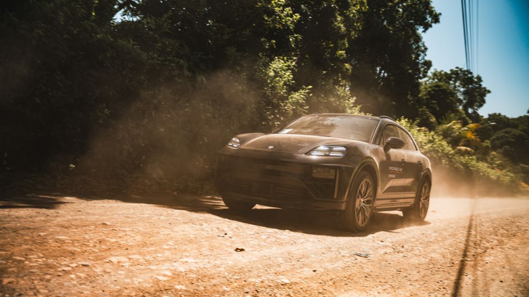 Macan Turbo Electric en el Porsche SUV Experience Costa Rica 2025.