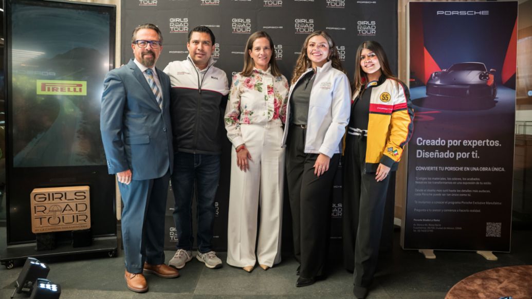 Carlos Cordero, Director Adjunto de La Carrera Panamericana, Luis Santana, Director de Marketing de Porsche de M&eacute;xico, Karen Le&oacute;n, Directora General de La Carrera Panamericana, Brenda G&oacute;mez, Motorsport &amp; Experience Marketing Manager de Porsche de M&eacute;xico y Andrea Hern&aacute;ndez, Retail Marketing de Porsche de M&eacute;xico; Conferencia de prensa Girls Road Tour 2026, Porsche Studio La Roma, 2026.