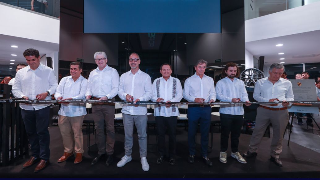 (Izq-der) Camilo San Mart&iacute;n, Director General de Porsche de M&eacute;xico, Lic. Mauricio D&iacute;az Montalvo, Direcci&oacute;n de Prosperidad y Bienestar Econ&oacute;mico del Ayuntamiento de M&eacute;rida, Jan Witt, Vicepresidente de Ventas y Posventa / Miembro del Consejo de Administraci&oacute;n de VW de M&eacute;xico, Thomas Illner, CEO y Director General de Porsche Latin America, Joaqu&iacute;n Jes&uacute;s D&iacute;az Mena, Gobernador Constitucional de Yucat&aacute;n, Roberto Kelleher Vales, Socio accionista de Grupo Autosur, Roger G&oacute;ngora Garc&iacute;a, Subsecretario de Inversi&oacute;n, Comercio e Industria, Secretar&iacute;a de Econom&iacute;a y Trabajo de Yucat&aacute;n y Fernando Mantec&oacute;n Rojo, Socio accionista de Grupo Autosur; Inauguraci&oacute;n Porsche Centre M&eacute;rida, Porsche de M&eacute;xico, 2026.