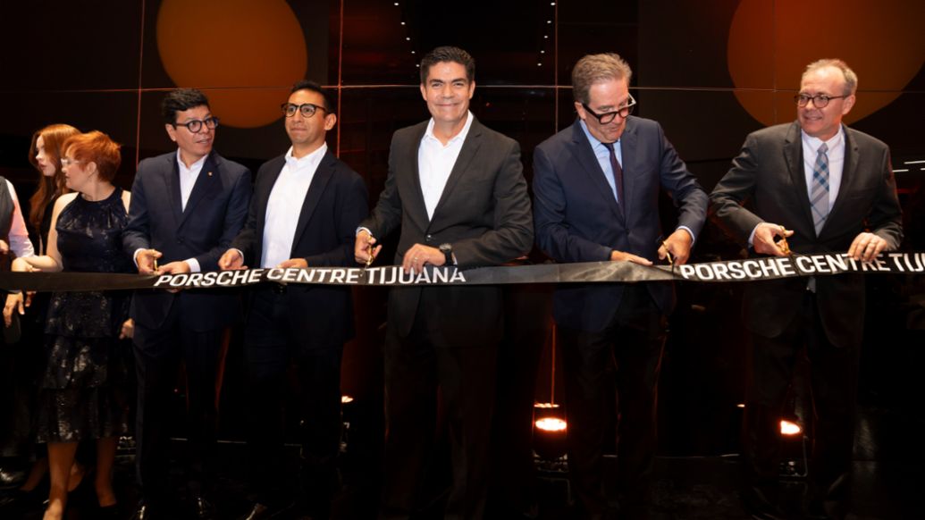 (Izq-der.) Fernando Rosas, Retail Innovation Manager de Porsche Latin America, Jorge S&aacute;nchez, Desarrollo de la Red de Porsche de M&eacute;xico, Camilo San Mart&iacute;n, Director General de Porsche de M&eacute;xico, Antonio Pena, Director General de Porsche Centre Tijuana, Christoph Klein, Director of Business Development de Porsche Latin America; Inauguraci&oacute;n Porsche Centre Tijuana, Porsche de M&eacute;xico, 2026.