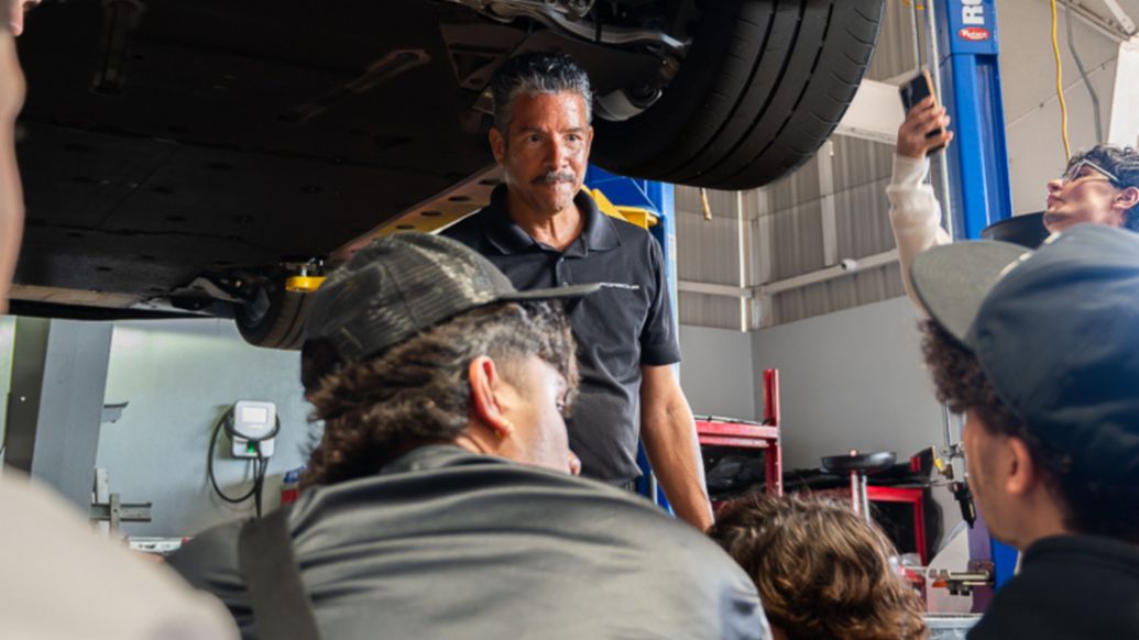 Porsche Center Puerto Rico y la UPR Carolina impulsan la formaci&oacute;n de t&eacute;cnicos automotrices