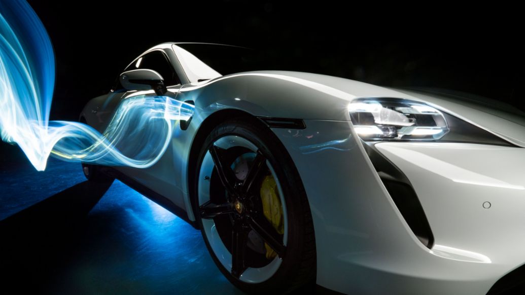 Taycan Turbo S, light painting by "Lumenman" Bernhard Rauscher, 2019, Porsche AG