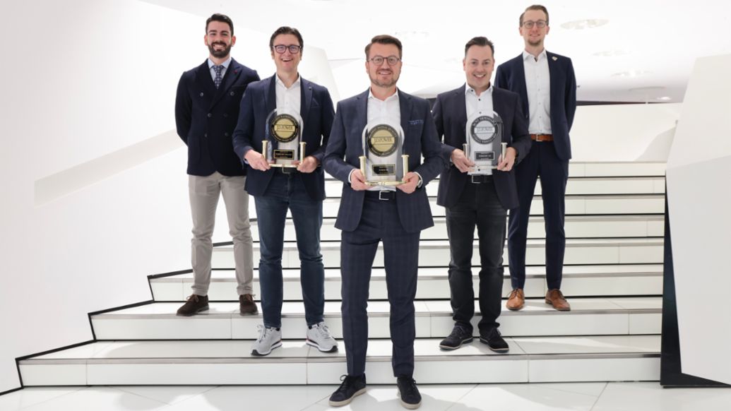 Pietro Malfatti, Senior Consultant Automotive Advisory Europe bei J.D. Power; Kevin Giek, Leiter Baureihe Limousinen; Christian Friedl, Leiter Unternehmensqualit&auml;t; Michael R&ouml;sler, Projektleiter Gesamtfahrzeug Modellreihe 911; Fabian Chowanetz, Director Automotive Advisory Europe bei J.D. Power, 2024, Porsche AG