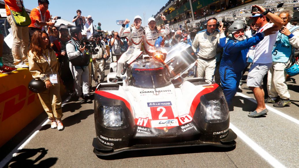Brendon Hartley (NZ), Timo Bernhard (ALE) y Earl Bamber (NZ) (i-d), Porsche 919 Hybrid, 2017, Porsche AG