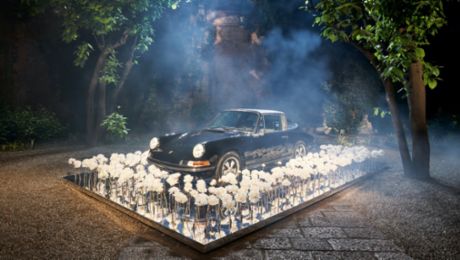 Porsche mit botanischem Kunstwerk auf der Milan Design Week