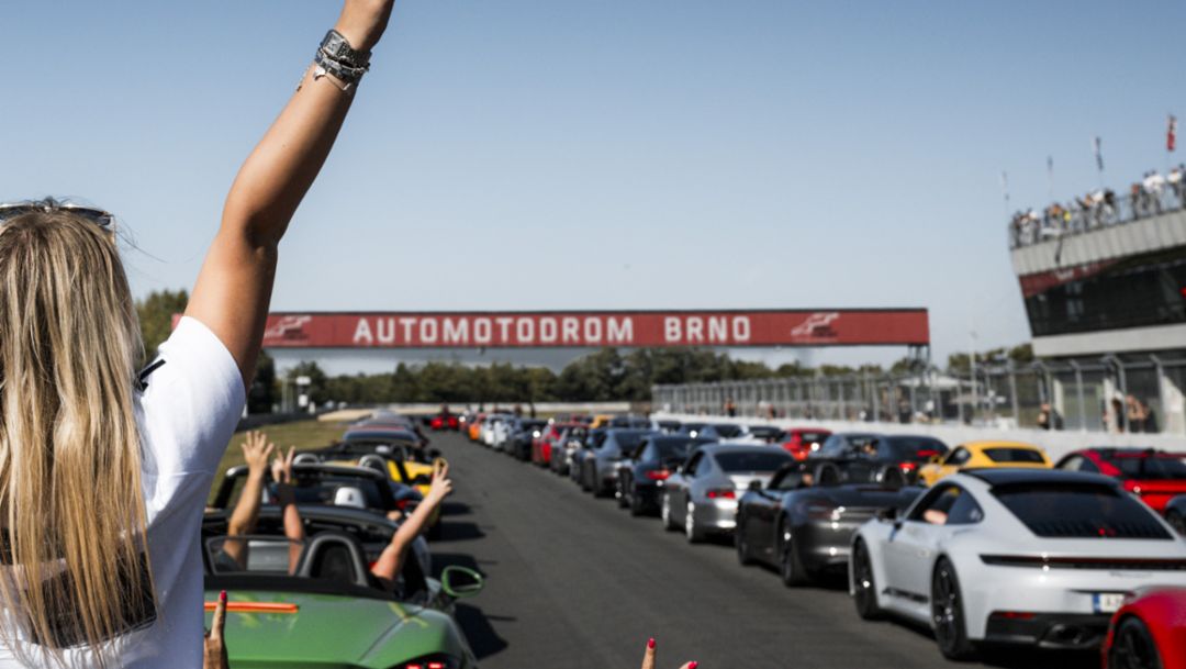 Porsche Festival na Masarykově okruhu: 2 dny, 2073 nadšených lidí, 554 vozů celkem a rekordních 159 aut na spanilé jízdě