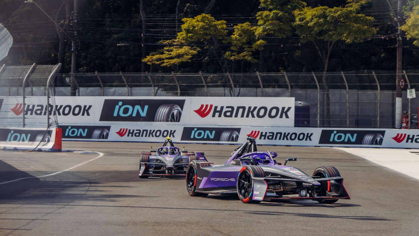 Pascal Wehrlein (delante), Porsche 99X Electric (nº 94), E-Prix de São Paulo, 2025, Porsche AG