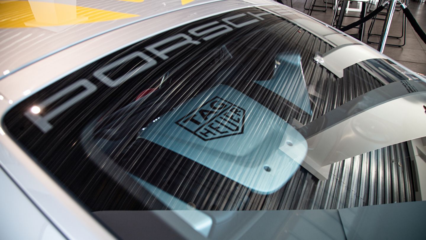 Detalle del logo de la firma relojera TAG Heuer en la tapa del motor del Porsche 718 GT4 RS Carrera Panamericana Special, Porsche de México, 2024