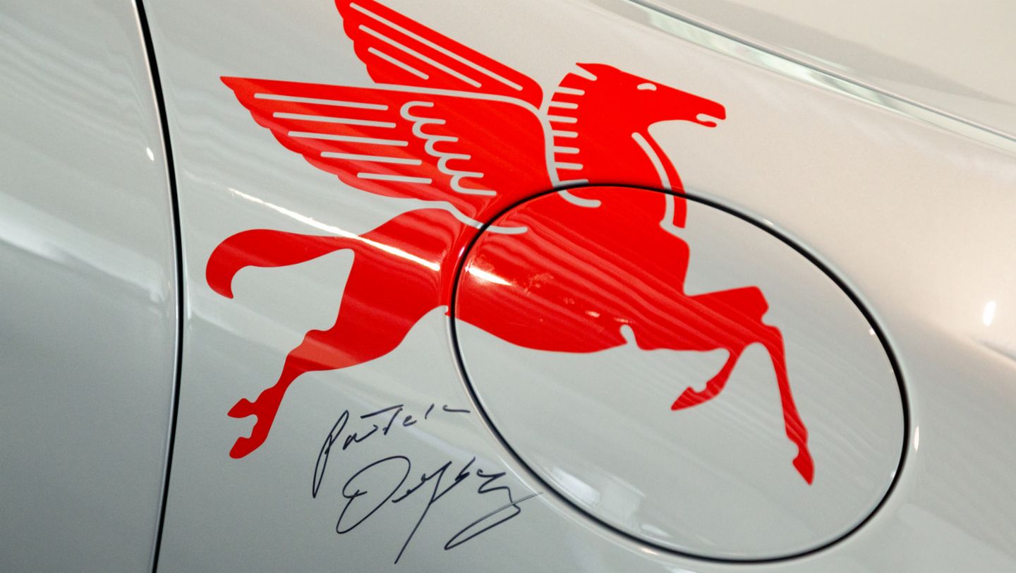 Detalle del Pegaso rojo del aceite Mobil 1 en la salpicaderas del Porsche 718 GT4 RS Carrera Panamericana Special, Porsche de México, 2024