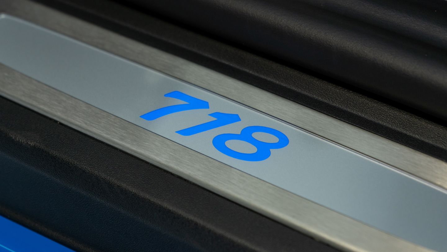 Molduras de acceso a medida de acero inoxidable, iluminadas del 718 Cayman GTS, color azul shark, que viene siendo exhibido en el Porsche Center Lima para dar a conocer al público el Porsche Exclusive Manufaktur, programa de individualización que ofrece más de 700 opciones para transformar cada vehículo en una pieza única, Lima, Perú, Porsche AG.