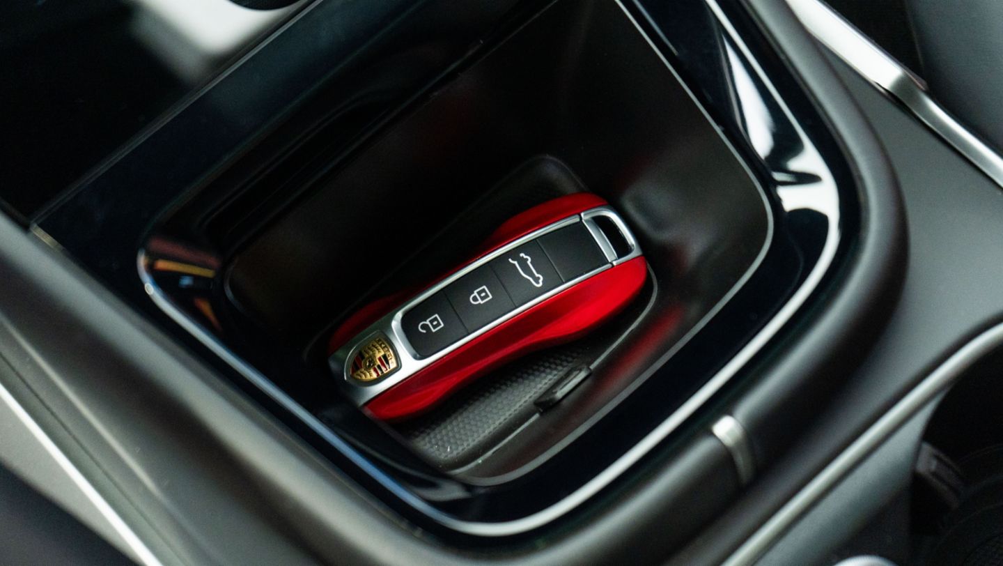 Llaves de vehículo personalizadas pintadas con estuche del Cayenne GTS, color gris arctic, que viene siendo exhibido en el Porsche Center Lima para dar a conocer al público el Porsche Exclusive Manufaktur, programa de individualización que ofrece más de 700 opciones para transformar cada vehículo en una pieza única, Lima, Perú, Porsche AG.