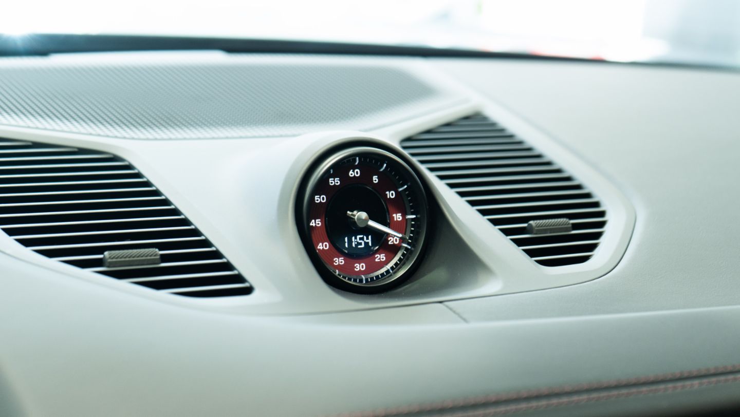 Brújula/Sport Chrono Cronómetro Esfera de instrumentos y tacómetro digital Rojo Burdeos del Cayenne GTS, color gris arctic, que viene siendo exhibido en el Porsche Center Lima para dar a conocer al público el Porsche Exclusive Manufaktur, programa de individualización que ofrece más de 700 opciones para transformar cada vehículo en una pieza única, Lima, Perú, Porsche AG.