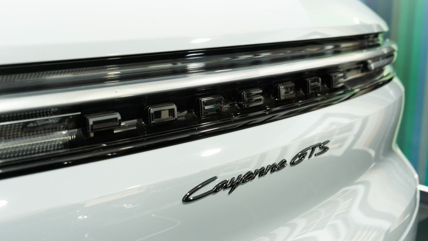 Logo grabado en la parte trasera del Cayenne GTS, color gris arctic, que viene siendo exhibido en el Porsche Center Lima para dar a conocer al público el Porsche Exclusive Manufaktur, programa de individualización que ofrece más de 700 opciones para transformar cada vehículo en una pieza única, Lima, Perú, Porsche AG.