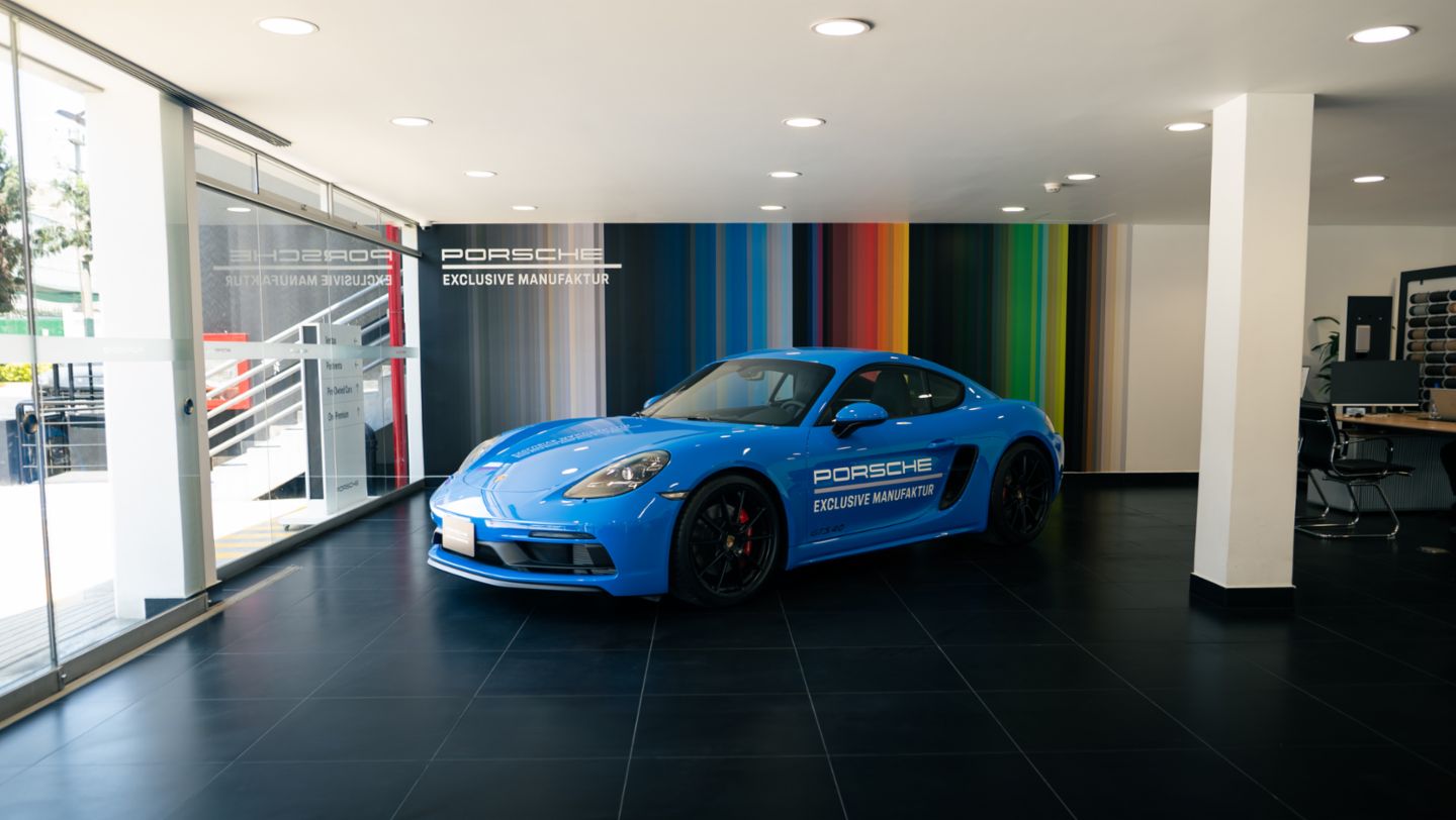 El Porsche 718 Cayman GTS, color azul shark, viene siendo exhibido en el Porsche Center Lima para dar a conocer al público el Porsche Exclusive Manufaktur, programa de individualización que ofrece más de 700 opciones para transformar cada vehículo en una pieza única, Lima, Perú, Porsche AG.