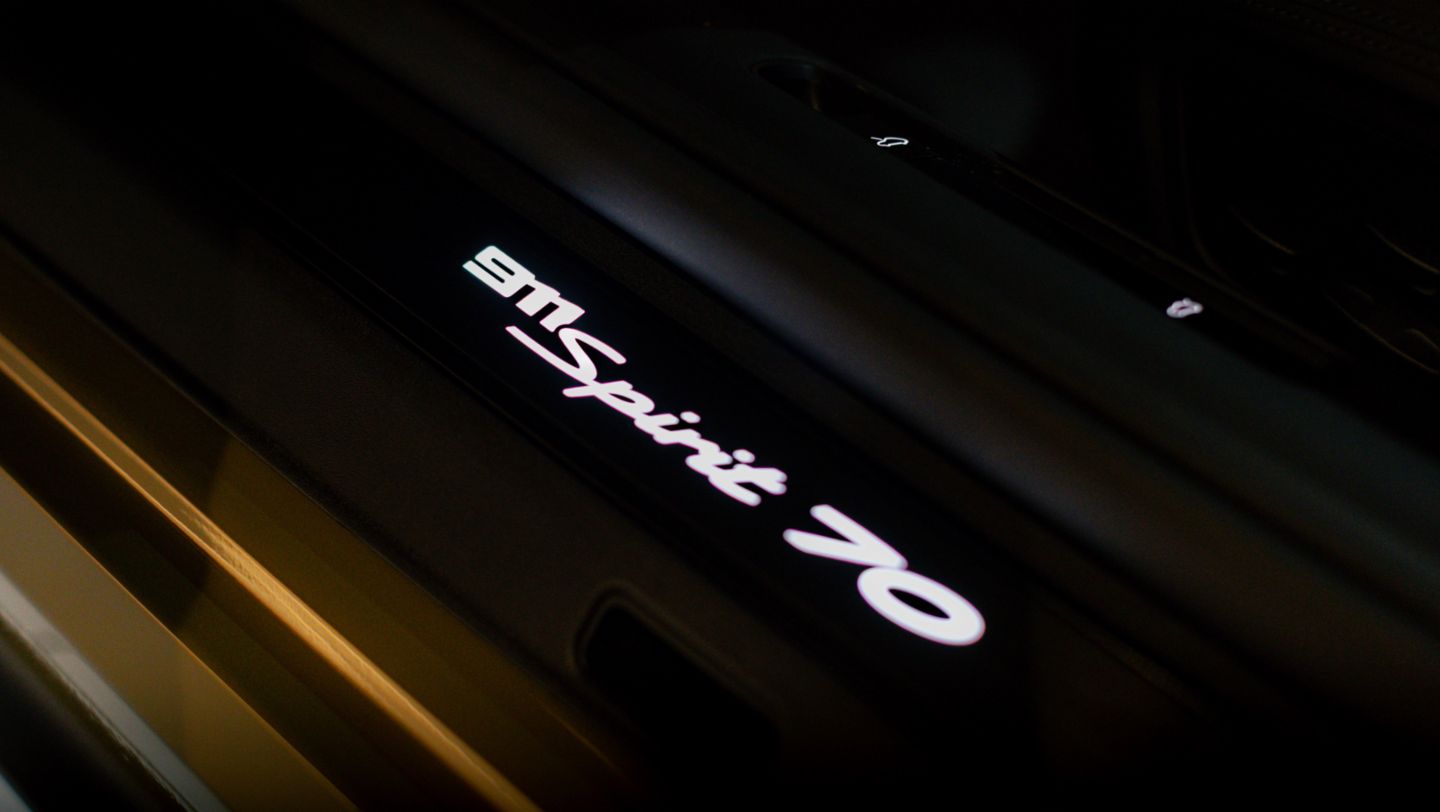 Pisaderas de puerta iluminadas con diseño Heritage Design del nuevo 911 Spirit 70, un modelo que revaloriza el pasado y combina la innovación del futuro, reinterpretando la esencia de los icónicos deportivos de las décadas de los 60 y 70. Perú, Porsche AG
