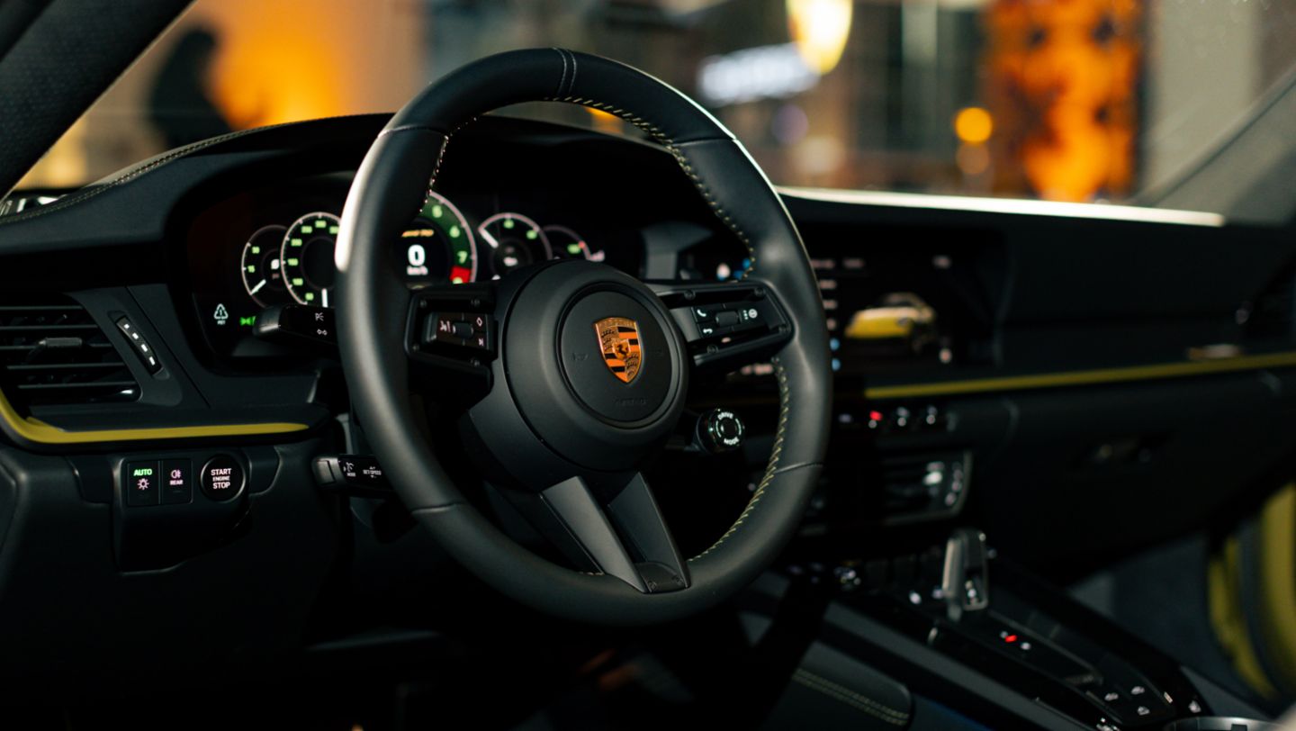 Panel de instrumentos y reloj Sport Chrono con diseño Heritage Design del nuevo 911 Spirit 70, un modelo que revaloriza el pasado y combina la innovación del futuro, reinterpretando la esencia de los icónicos deportivos de las décadas de los 60 y 70. Perú, Porsche AG