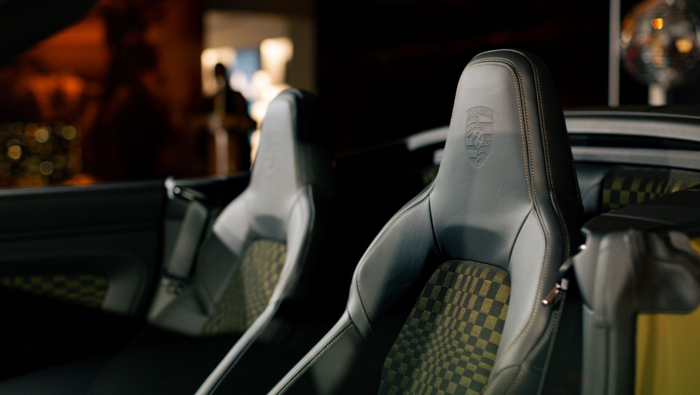 Centro de los asientos y paneles de las puertas en tela Pasha negro y Olive Neo del nuevo 911 Spirit 70, un modelo que revaloriza el pasado y combina la innovación del futuro, reinterpretando la esencia de los deportivos icónicos de las décadas de los 60 y 70. Perú, Porsche AG