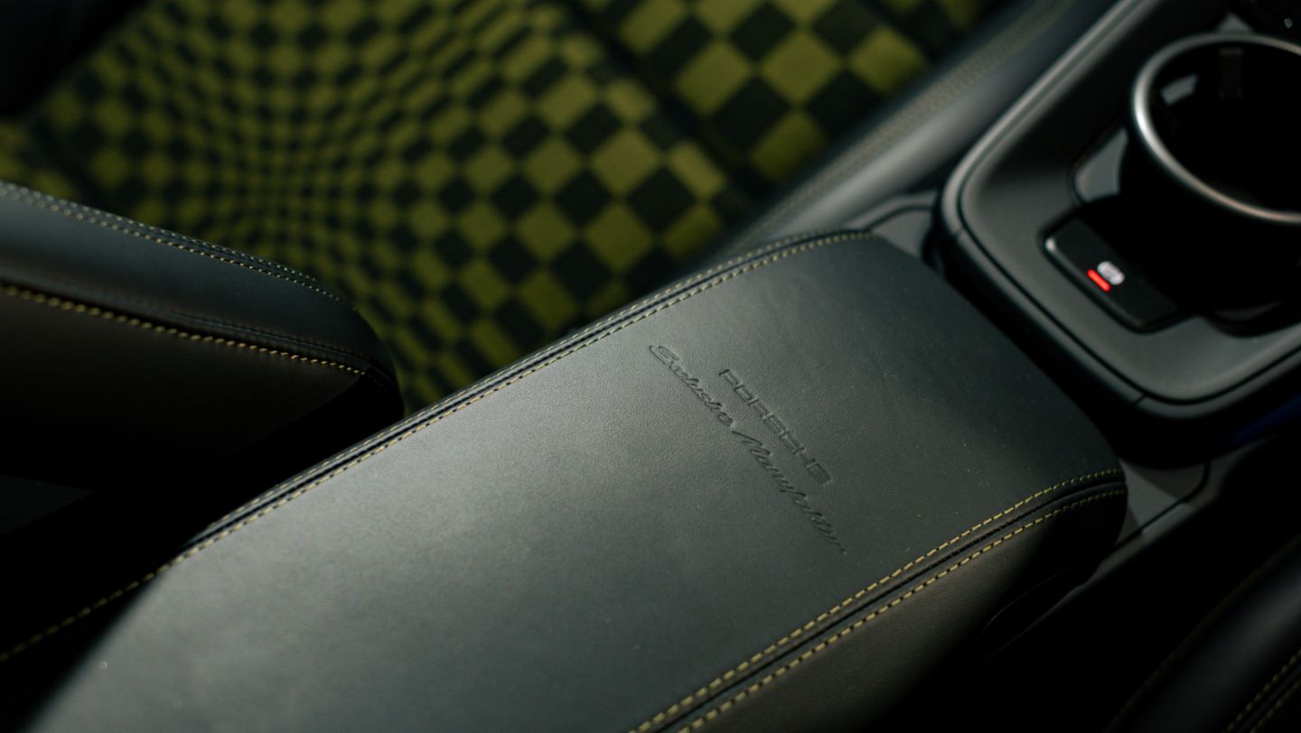 Detalle grabado “PORSCHE Exclusive Manufaktur” del nuevo 911 Spirit 70, un modelo que revaloriza el pasado y combina la innovación del futuro, reinterpretando la esencia de los icónicos deportivos de las décadas de los 60 y 70. Perú, Porsche AG