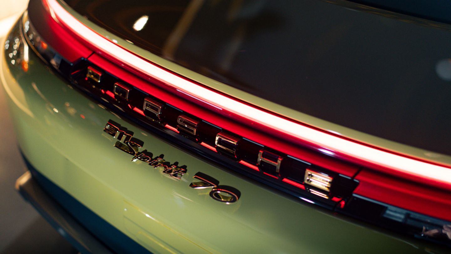 Denominación del modelo “911 Spirit 70” en acabado dorado del nuevo 911 Spirit 70, un vehículo que revaloriza el pasado y combina la innovación del futuro, reinterpretando la esencia de los deportivos icónicos de las décadas de los 60 y 70. Perú, Porsche AG