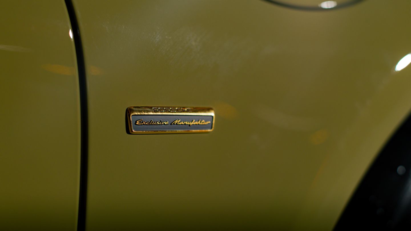 Detalle grabado “PORSCHE Exclusive Manufaktur” del nuevo 911 Spirit 70, un modelo que revaloriza el pasado y combina la innovación del futuro, reinterpretando la esencia de los icónicos deportivos de las décadas de los 60 y 70. Perú, Porsche AG