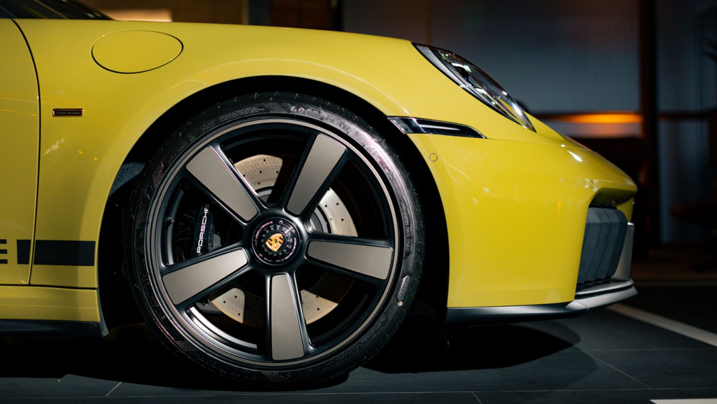 Aros Sport Classic de 20 y 21 pulgadas con bloqueo central del nuevo 911 Spirit 70, un modelo que revaloriza el pasado y combina la innovación del futuro, reinterpretando la esencia de los deportivos icónicos de las décadas de los 60 y 70. Perú, Porsche AG