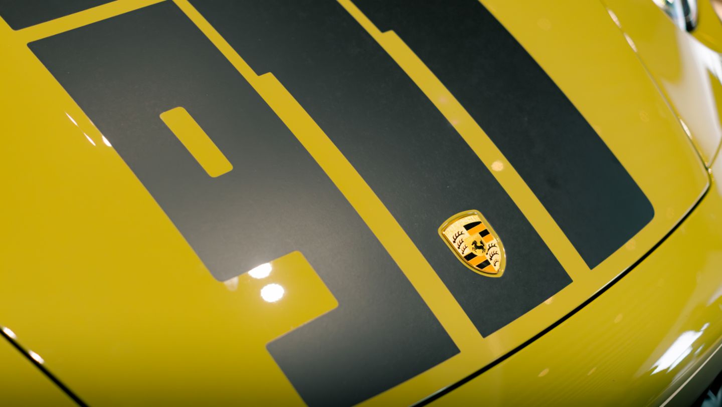 Logo Porsche original en la presentación del nuevo 911 Spirit 70, un modelo que revaloriza el pasado y combina la innovación del futuro, reinterpretando la esencia de los icónicos deportivos de las décadas de los 60 y 70. Perú, Porsche AG