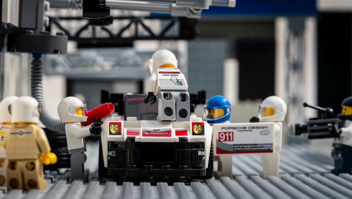911 RSR in der Box, Nachbildung aus Lego von Dominic Fraser, 2020, Porsche AG 