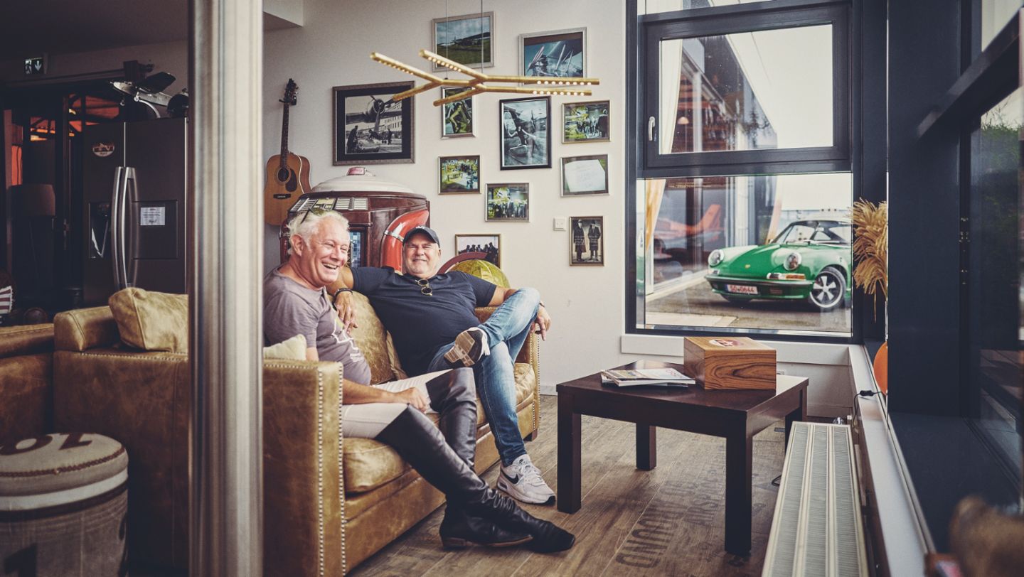 Ulf Möller y Dirk Sadlowski (i-d), Porsche 911 "Backdate", 2024, Porsche AG