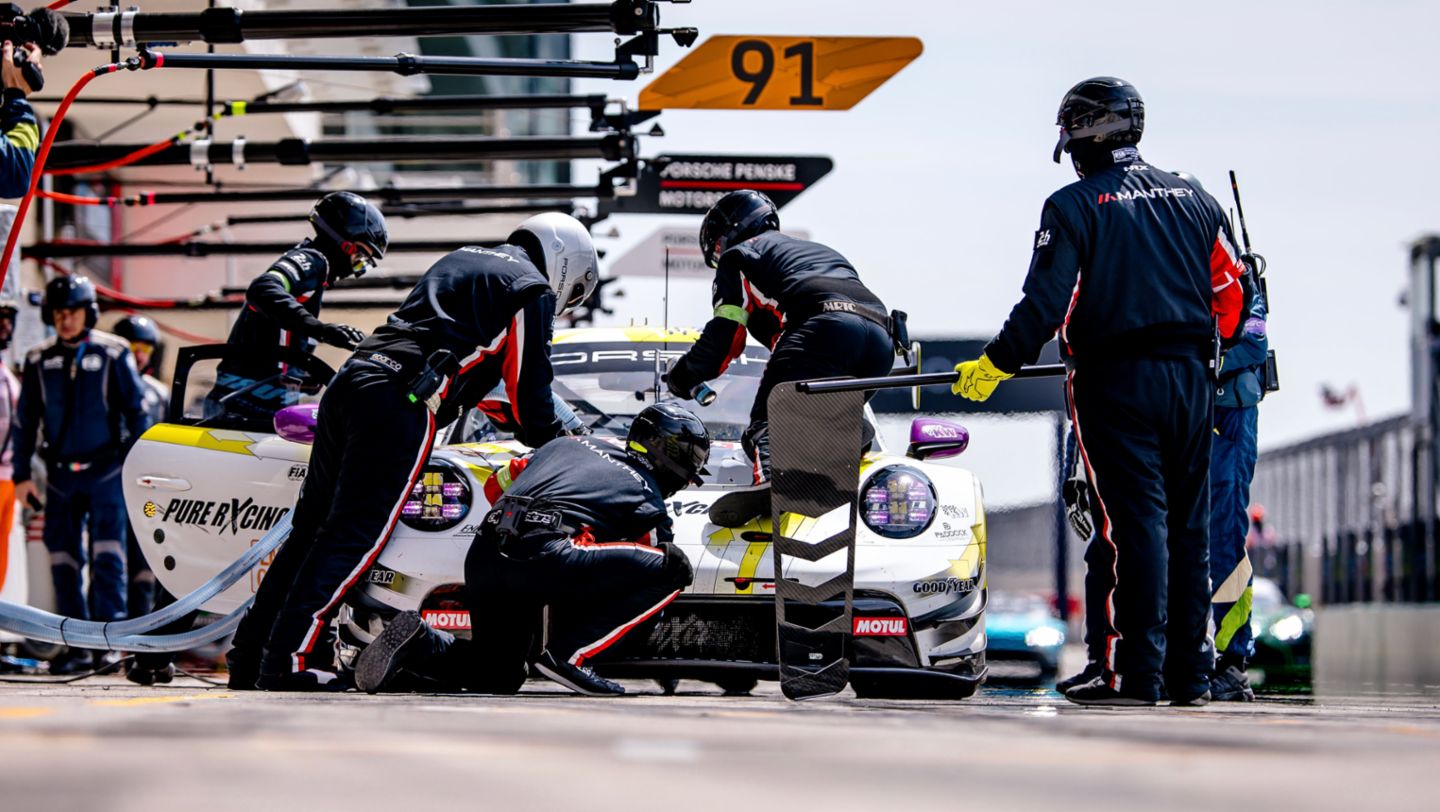 Porsche 911 GT3 R, Manthey Pure Rxcing (#92), Alex Malykhin (UK), Joel Sturm (D), Klaus Bachler (A), Qatar, 2024, Porsche AG